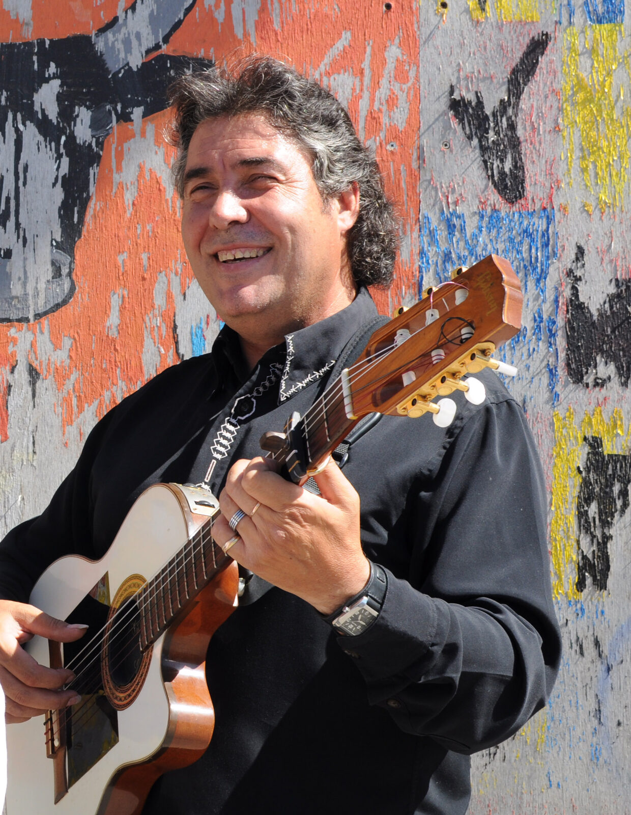 Santiago Lorente jouant de la guitare en concert