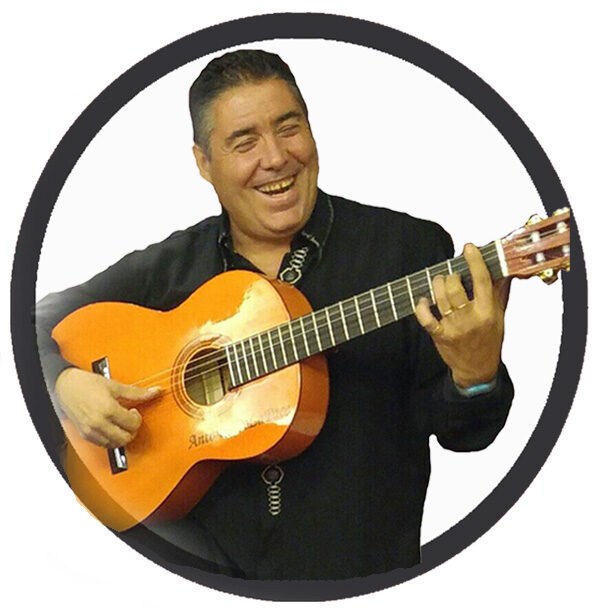 Portrait de Santiago Lorente, guitare &agrave; la main